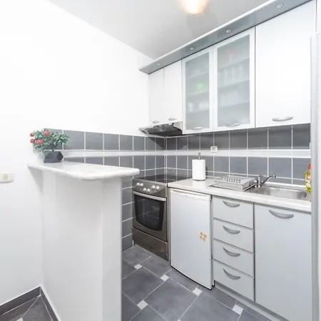 Apartment Maja Rafailovici *